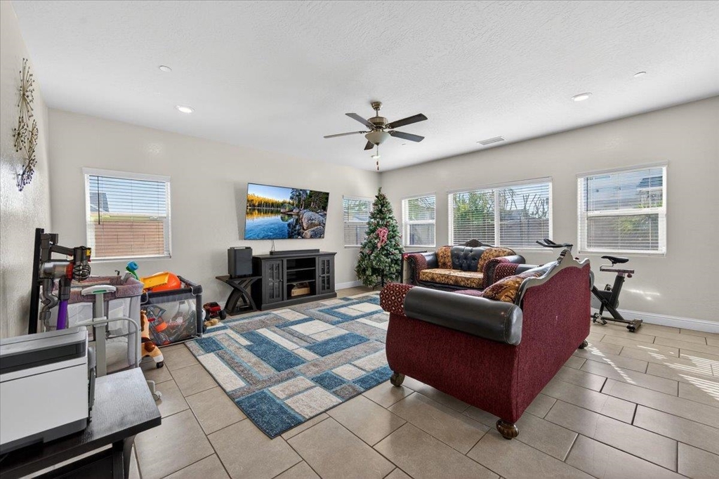 5986 5986 E Pitt Ave, Fresno, CA 93727