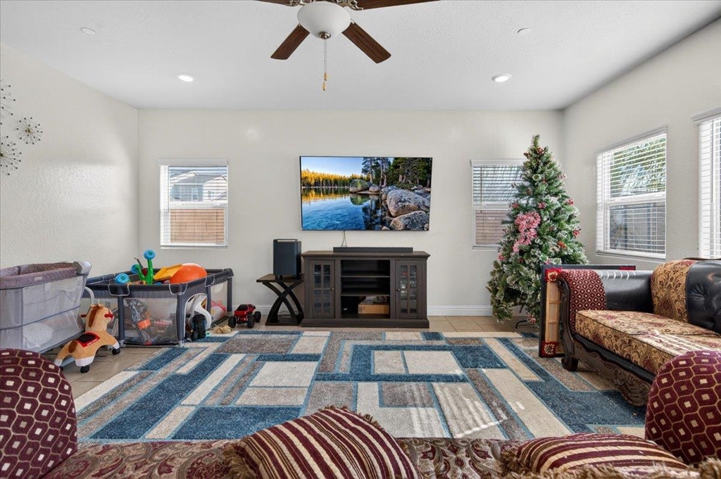 5986 5986 E Pitt Ave, Fresno, CA 93727