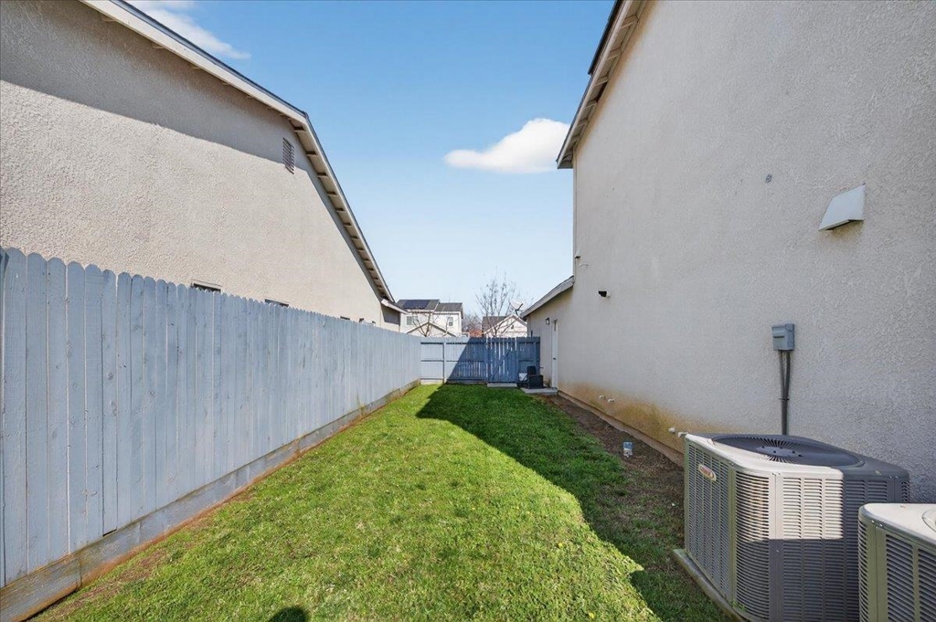 5986 5986 E Pitt Ave, Fresno, CA 93727