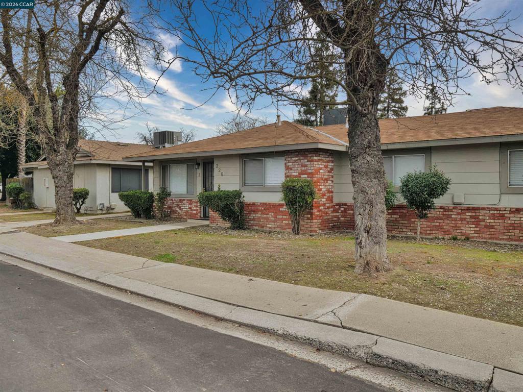 220 Kingston Lane, Modesto, CA 95354-3110