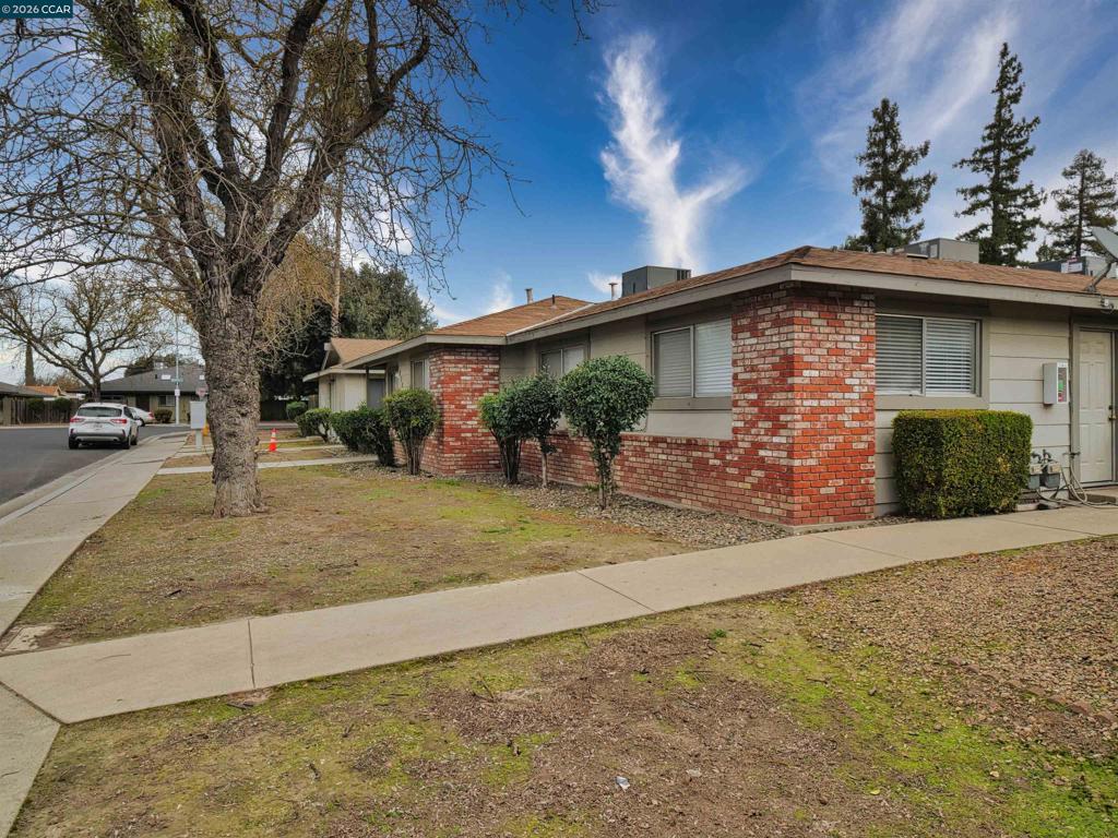220 Kingston Lane, Modesto, CA 95354-3110