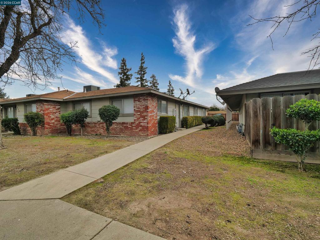 220 Kingston Lane, Modesto, CA 95354-3110