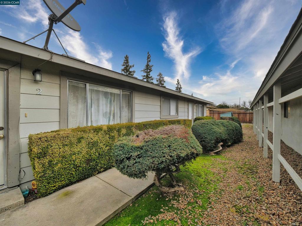 220 Kingston Lane, Modesto, CA 95354-3110