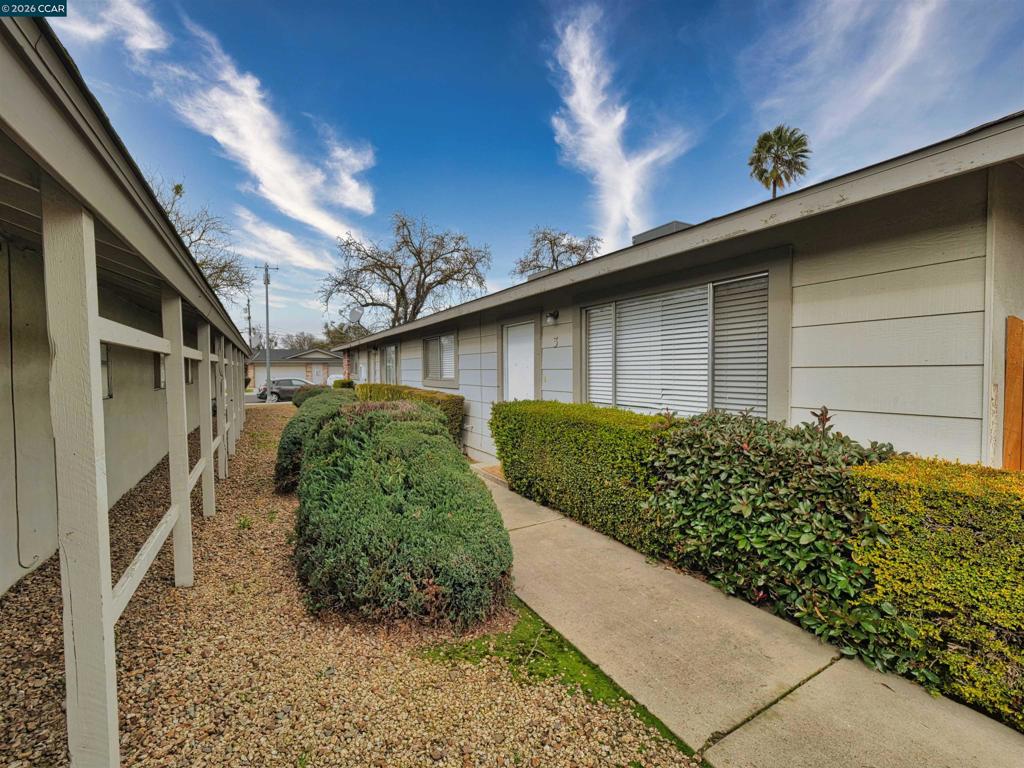 220 Kingston Lane, Modesto, CA 95354-3110