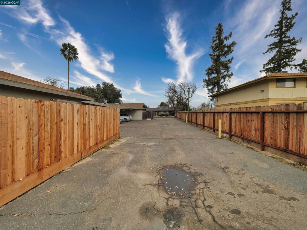 220 Kingston Lane, Modesto, CA 95354-3110