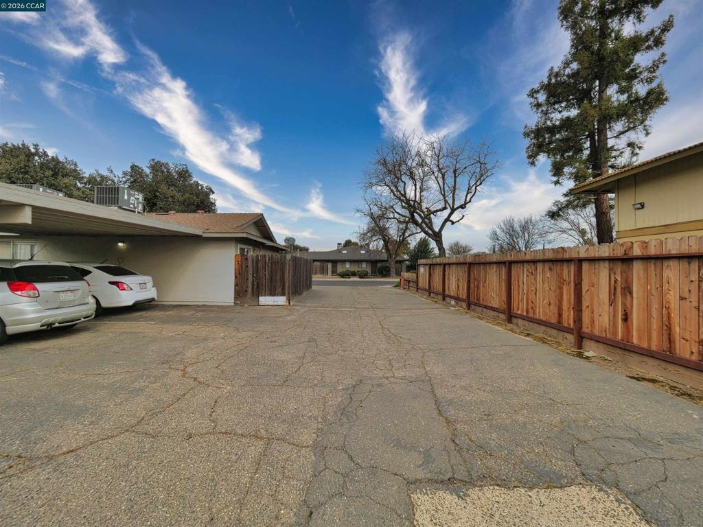 220 Kingston Lane, Modesto, CA 95354-3110