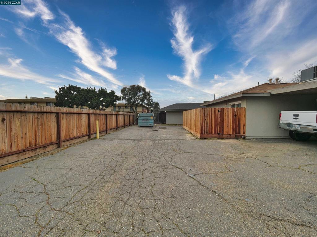 220 Kingston Lane, Modesto, CA 95354-3110