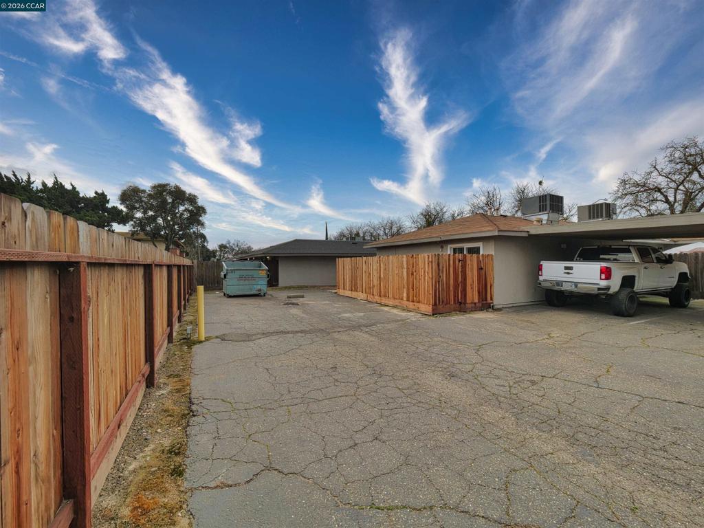 220 Kingston Lane, Modesto, CA 95354-3110