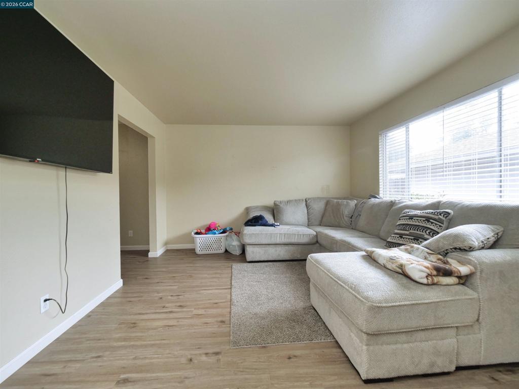 220 Kingston Lane, Modesto, CA 95354-3110