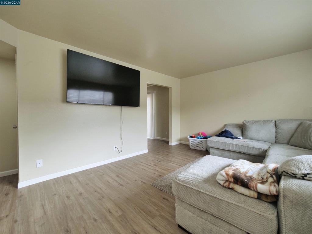 220 Kingston Lane, Modesto, CA 95354-3110