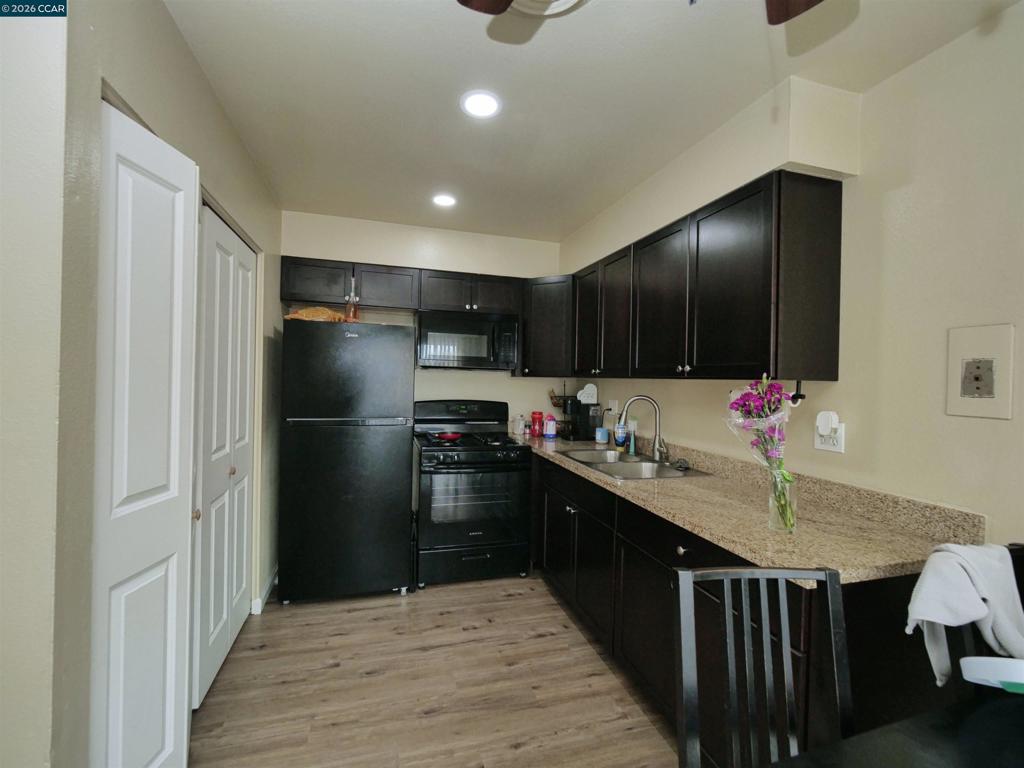 220 Kingston Lane, Modesto, CA 95354-3110