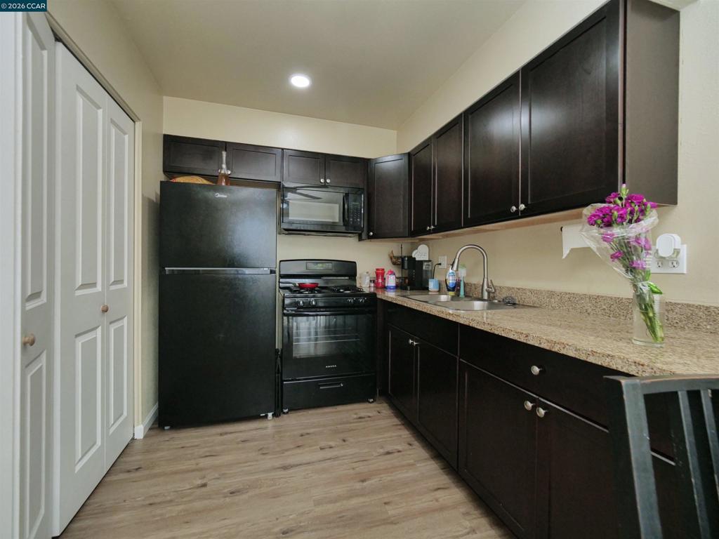 220 Kingston Lane, Modesto, CA 95354-3110