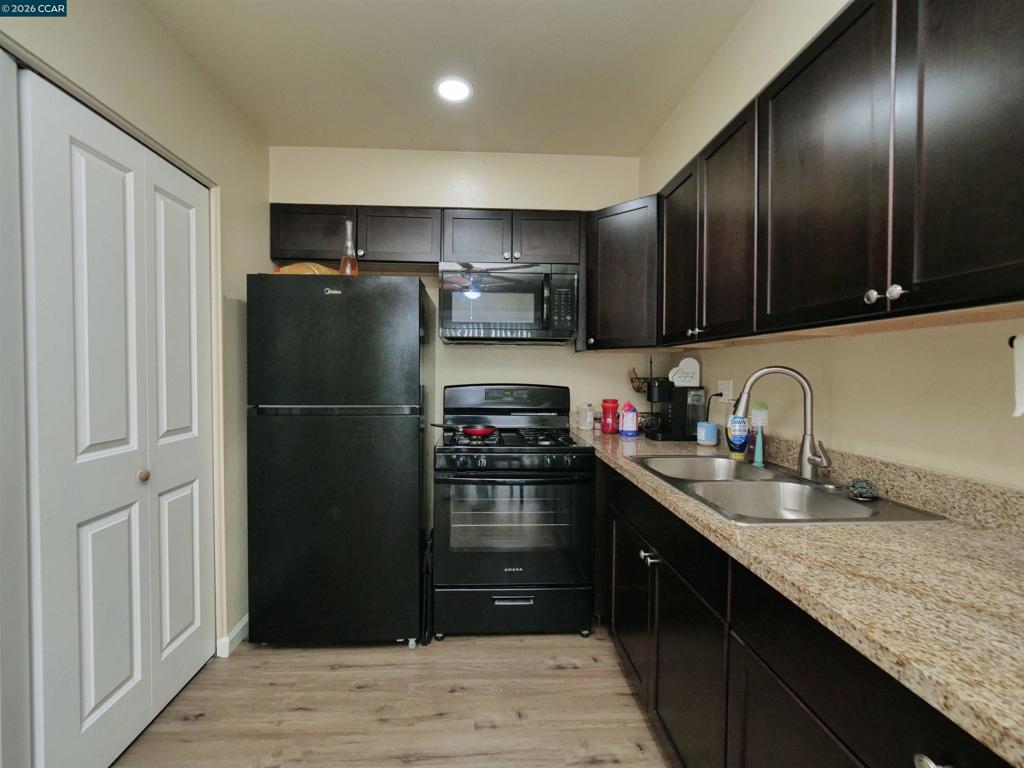 220 Kingston Lane, Modesto, CA 95354-3110