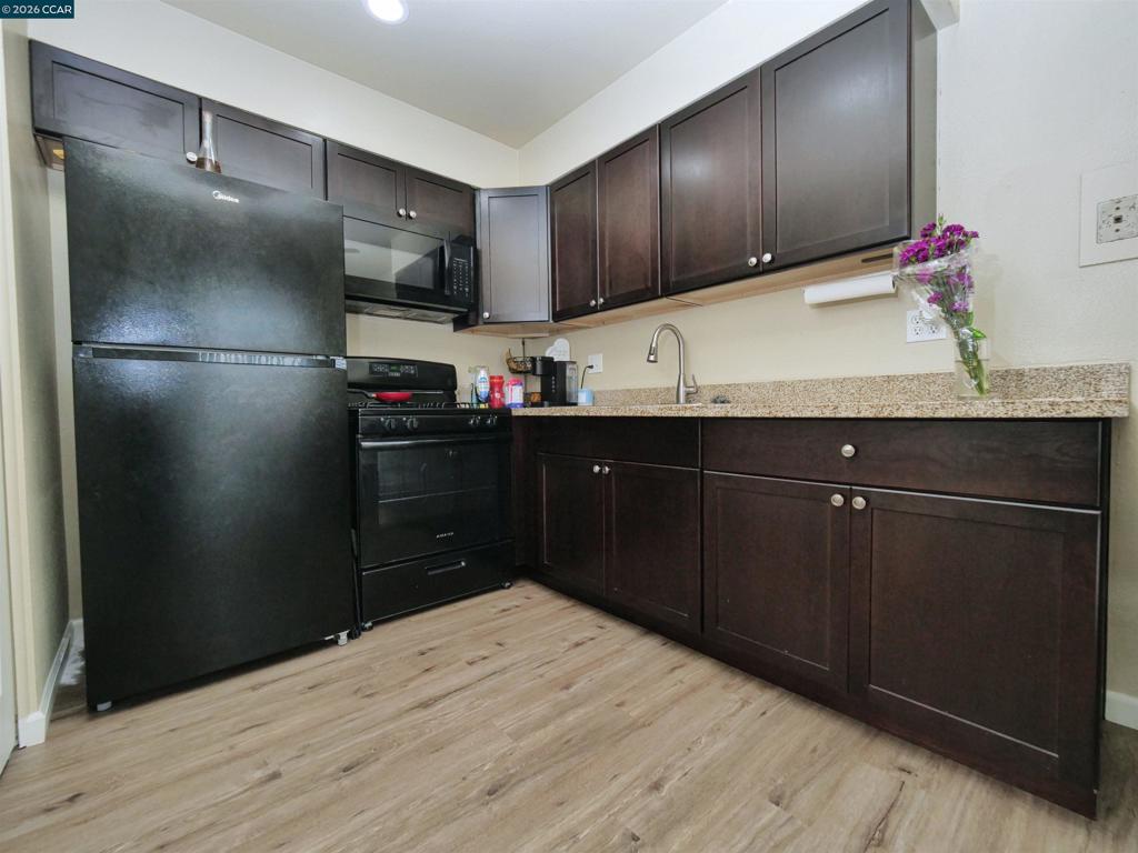 220 Kingston Lane, Modesto, CA 95354-3110