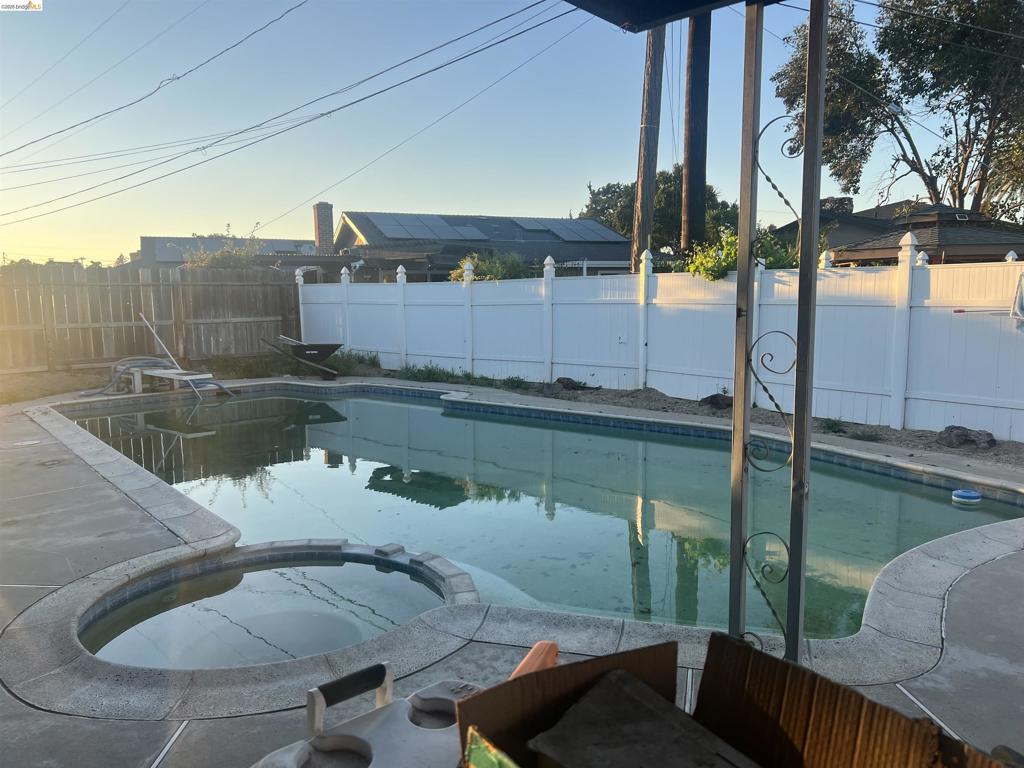 1275 Armstrong Dr, Manteca, CA 95336