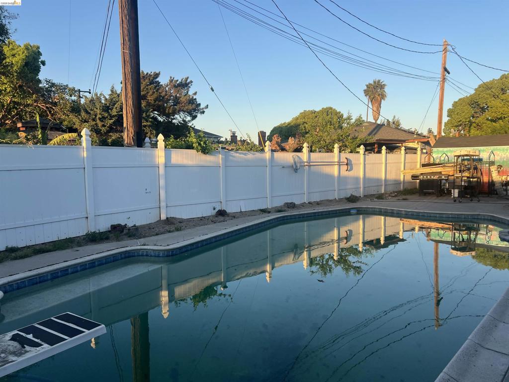 1275 Armstrong Dr, Manteca, CA 95336