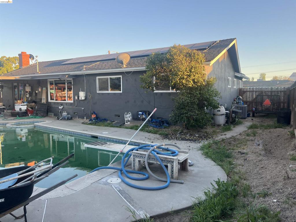 1275 Armstrong Dr, Manteca, CA 95336