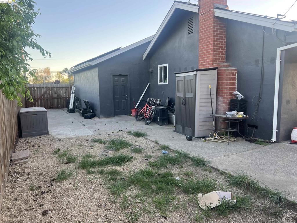 1275 Armstrong Dr, Manteca, CA 95336