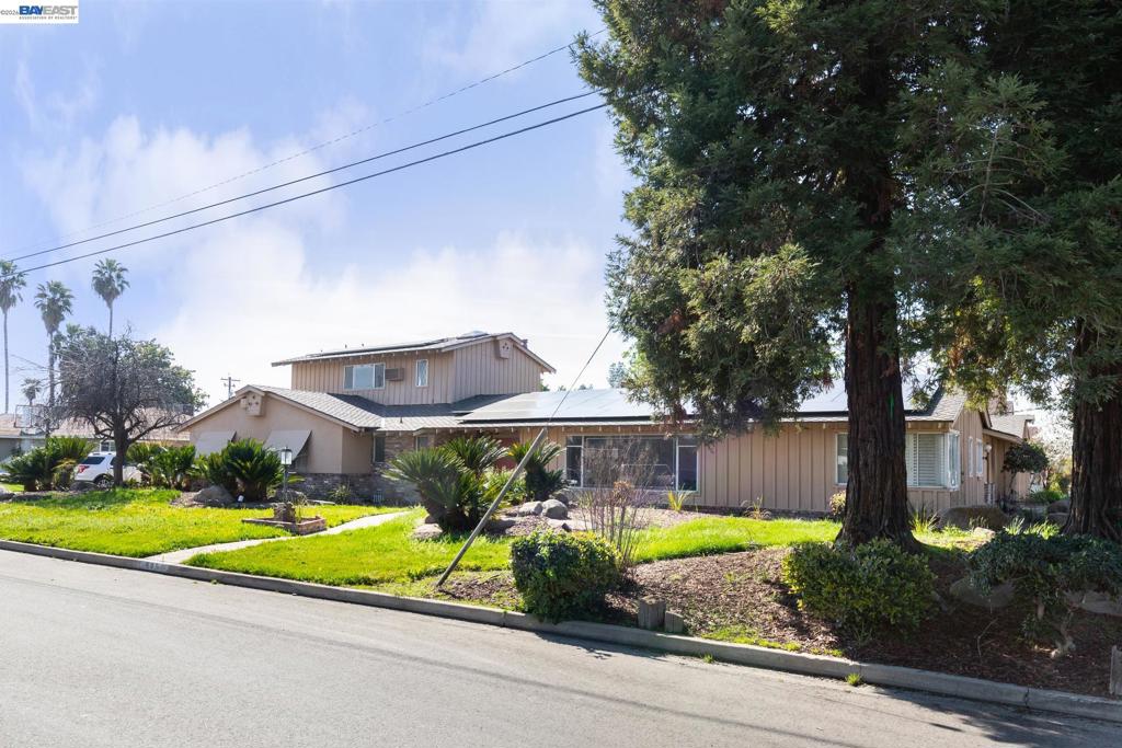 805 Lyon Ave, Sanger, CA 93657