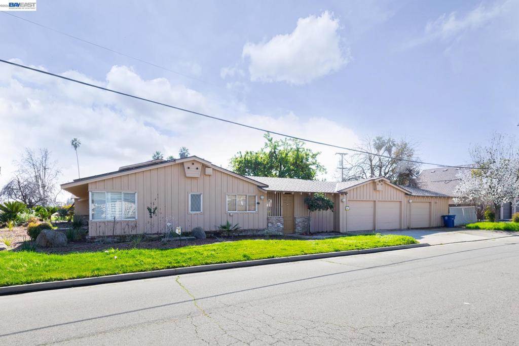 805 Lyon Ave, Sanger, CA 93657