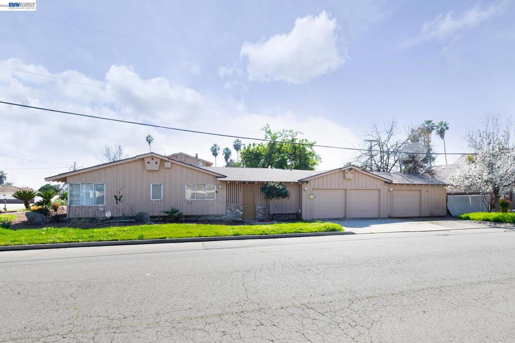 805 Lyon Ave, Sanger, CA 93657