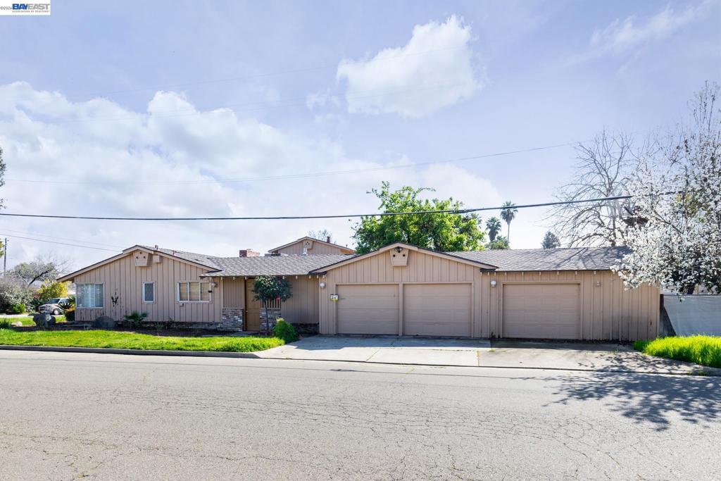 805 Lyon Ave, Sanger, CA 93657