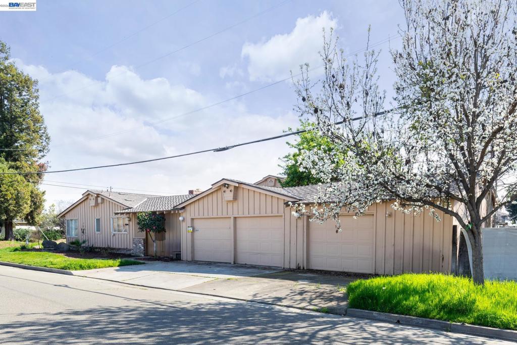 805 Lyon Ave, Sanger, CA 93657