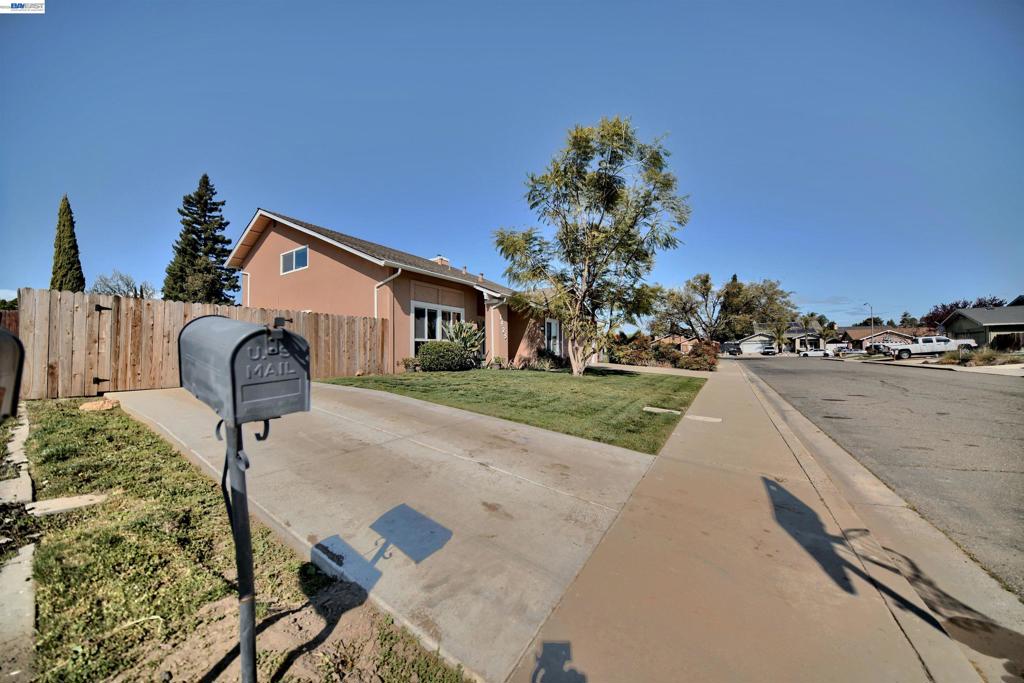 1425 1425 Forest Dr, Turlock, CA 95380