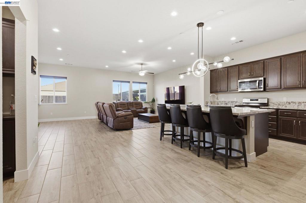 2394 2394 Bharvani Ave, Manteca, CA 95337