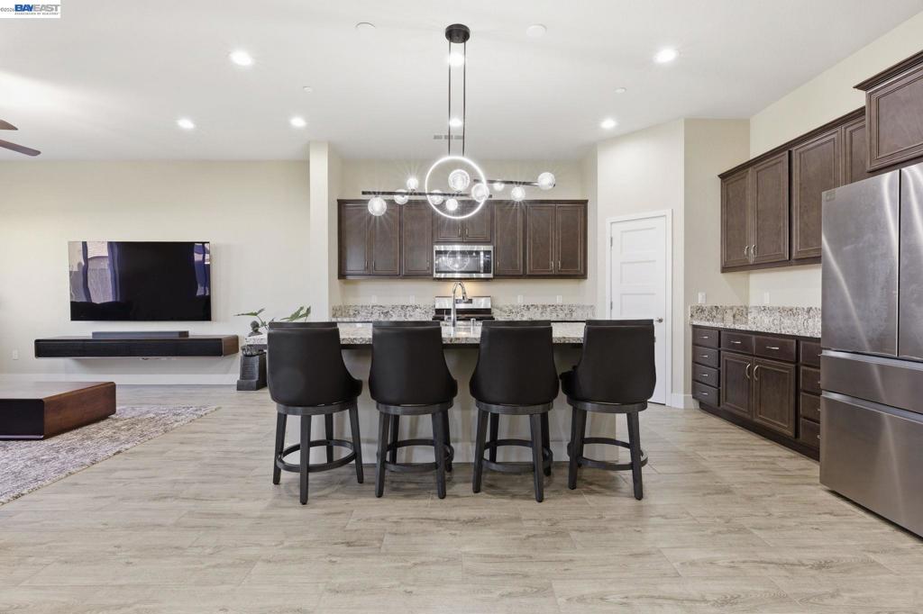 2394 2394 Bharvani Ave, Manteca, CA 95337