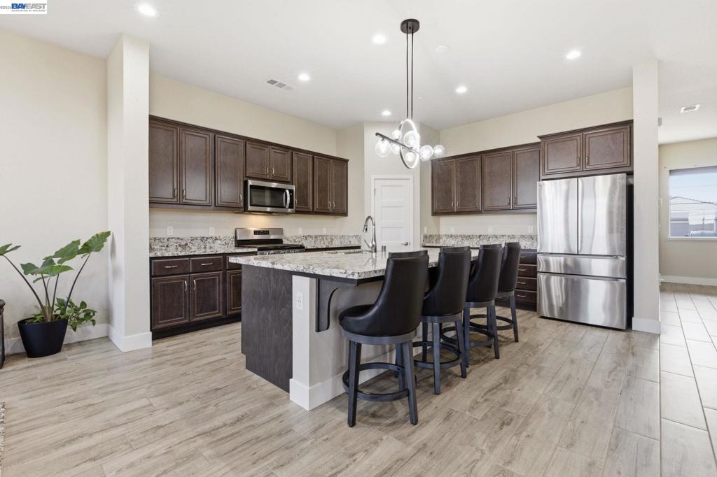 2394 2394 Bharvani Ave, Manteca, CA 95337