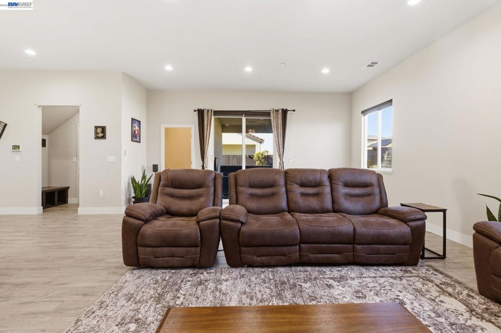 2394 2394 Bharvani Ave, Manteca, CA 95337