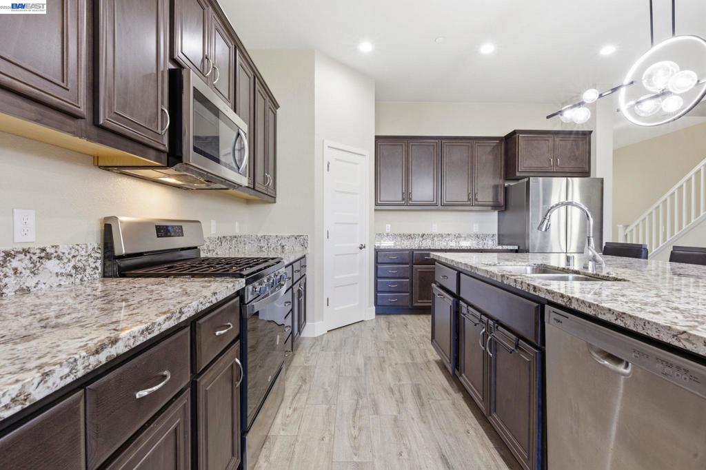 2394 2394 Bharvani Ave, Manteca, CA 95337