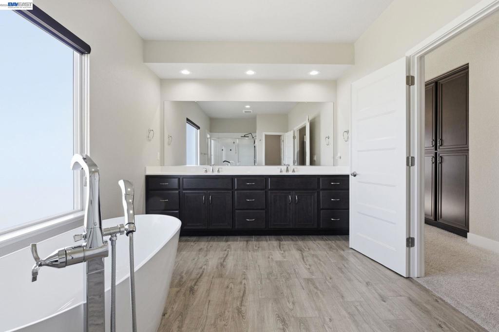 2394 2394 Bharvani Ave, Manteca, CA 95337