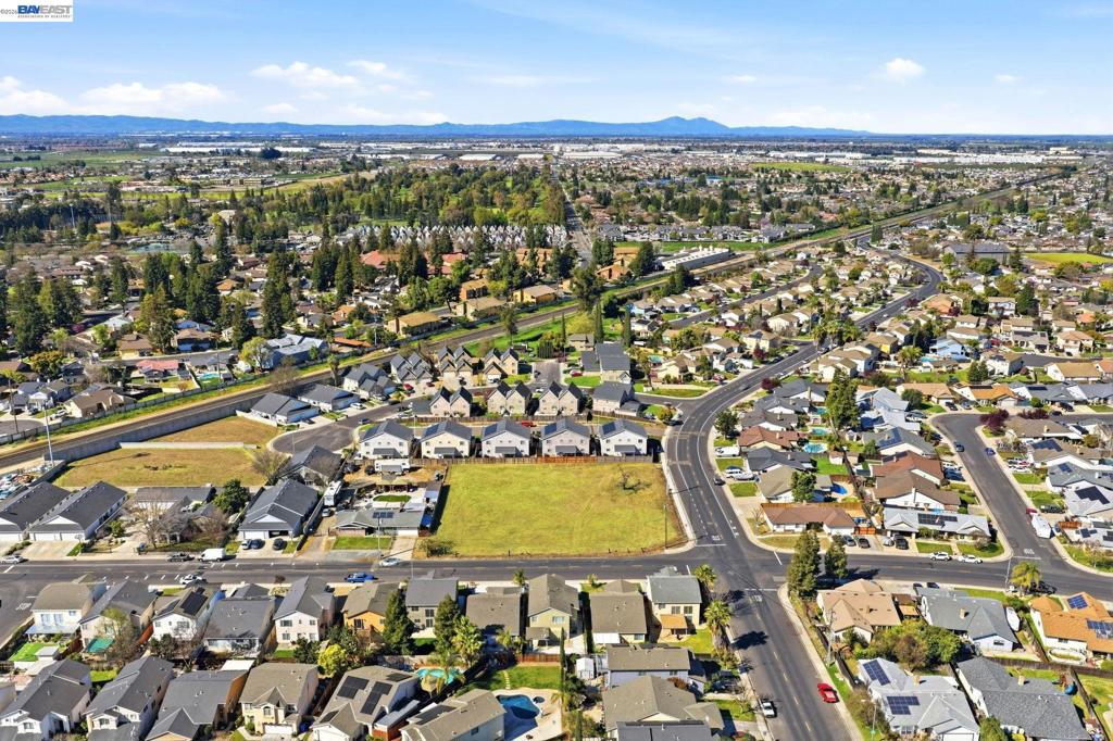 445 N Walnut Ave, Manteca, CA 95336