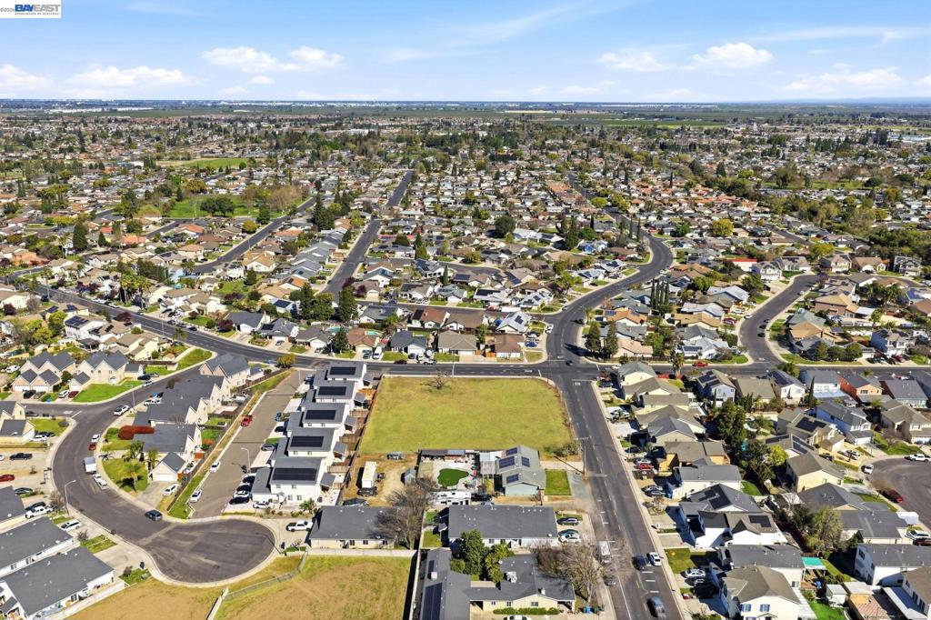 445 N Walnut Ave, Manteca, CA 95336