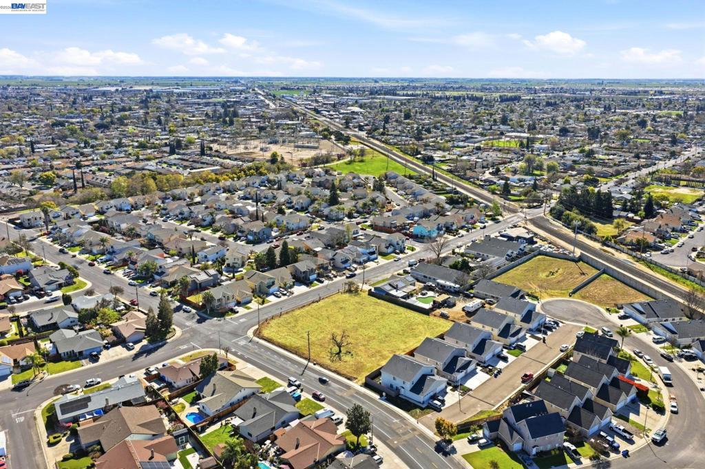 445 N Walnut Ave, Manteca, CA 95336