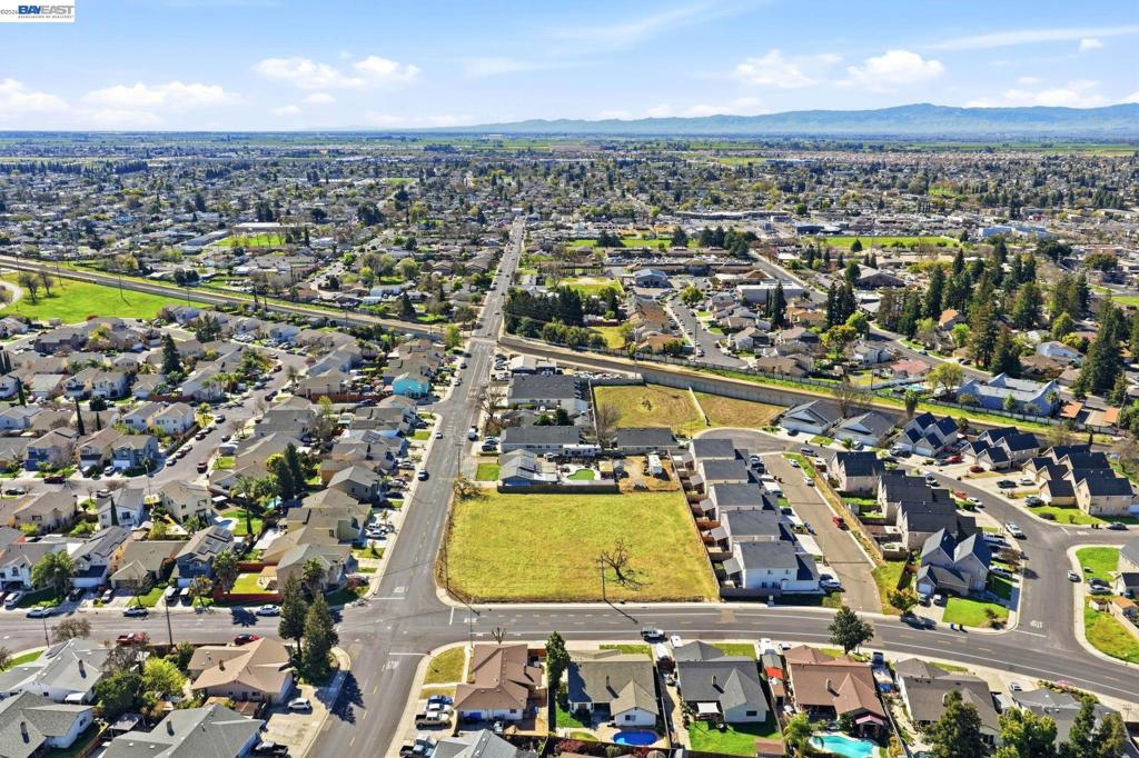 445 N Walnut Ave, Manteca, CA 95336