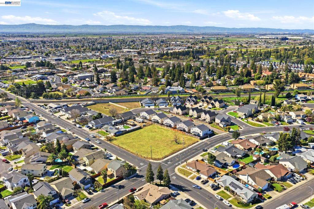 445 N Walnut Ave, Manteca, CA 95336