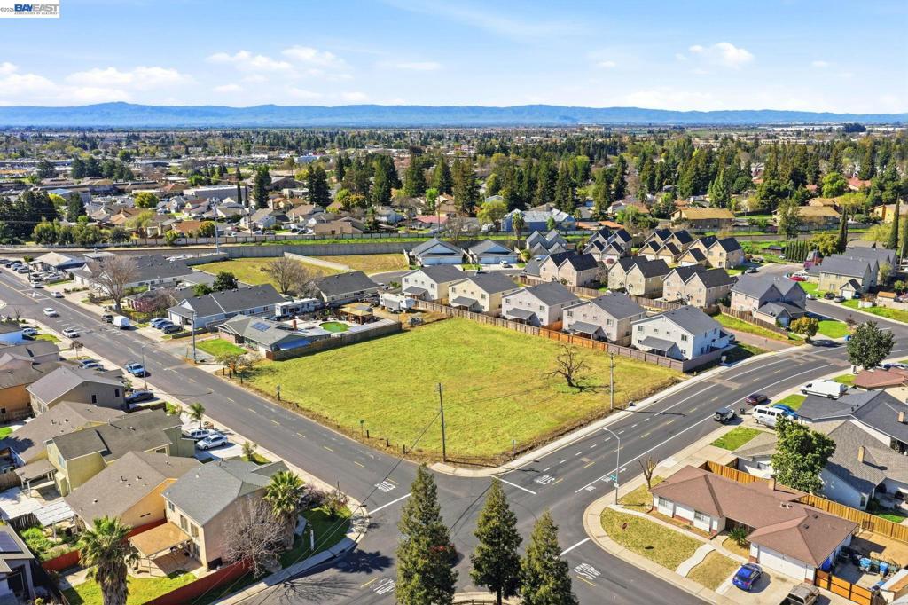 445 N Walnut Ave, Manteca, CA 95336