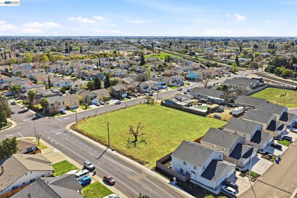 445 N Walnut Ave, Manteca, CA 95336