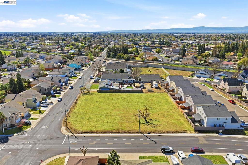 445 N Walnut Ave, Manteca, CA 95336