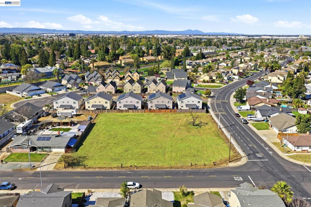 445 N Walnut Ave, Manteca, CA 95336