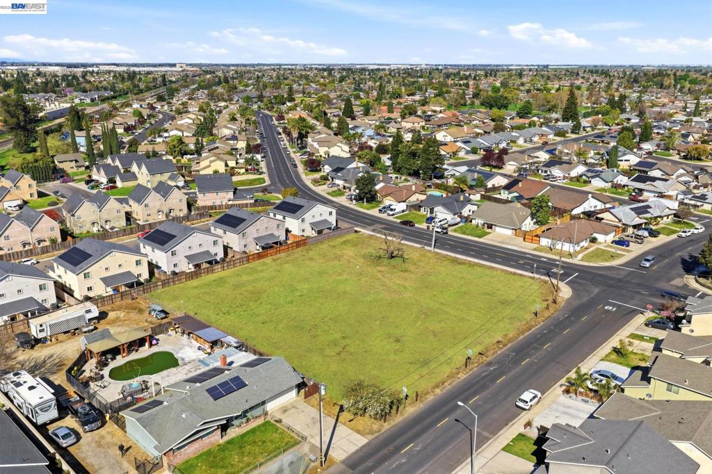 445 N Walnut Ave, Manteca, CA 95336