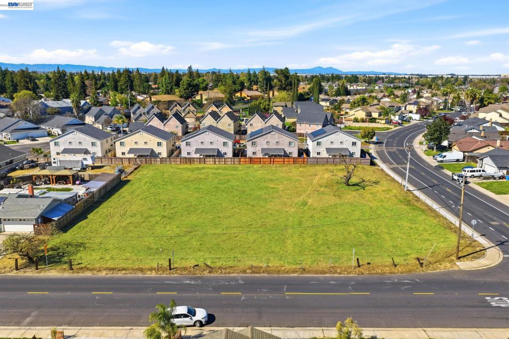 445 N Walnut Ave, Manteca, CA 95336