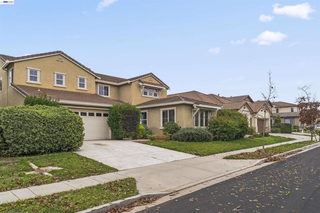 204 Daylily Ln, Patterson, CA 95363