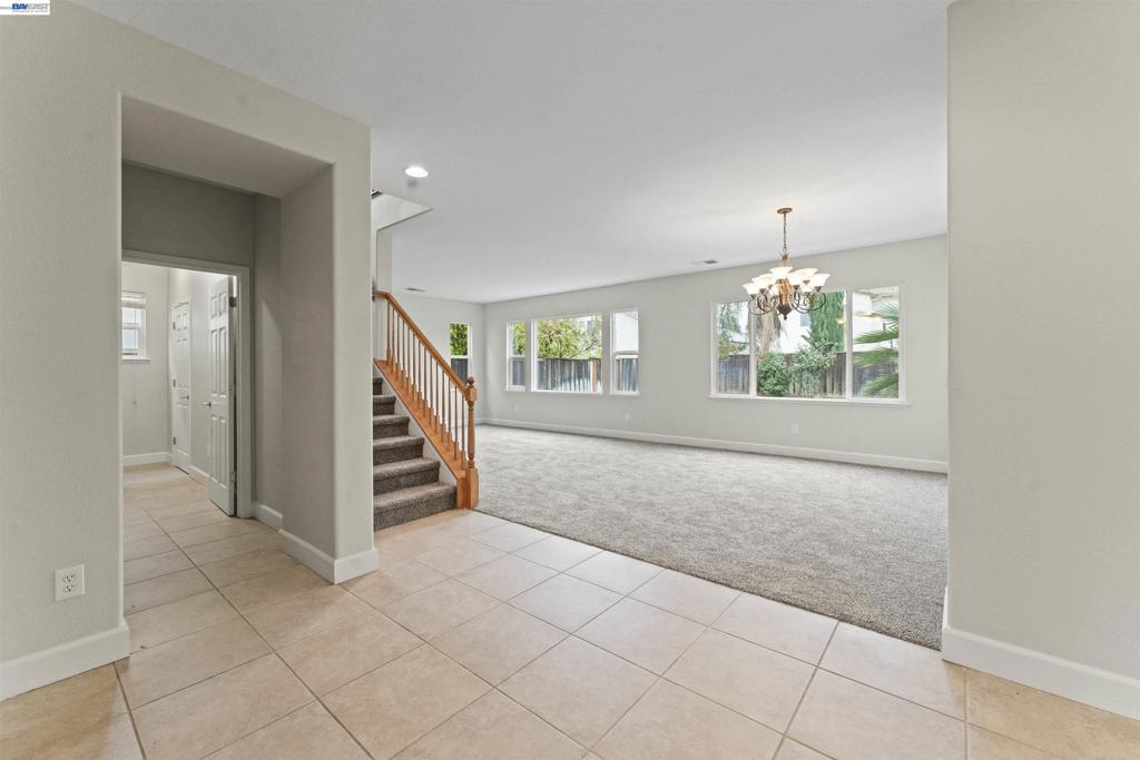 204 Daylily Ln, Patterson, CA 95363