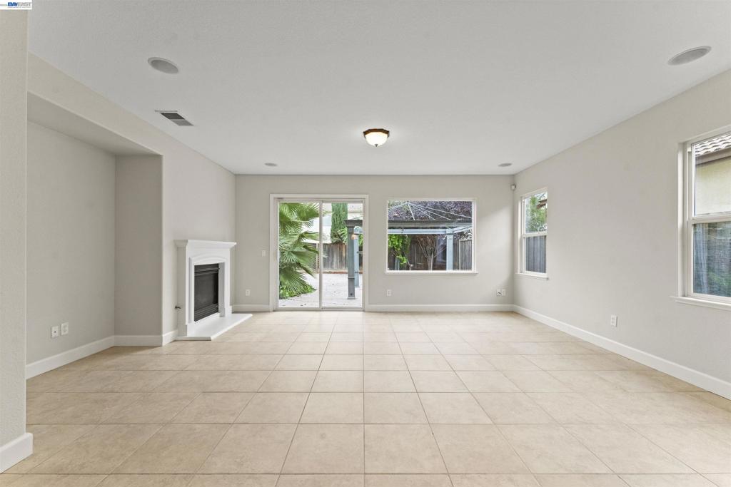 204 Daylily Ln, Patterson, CA 95363