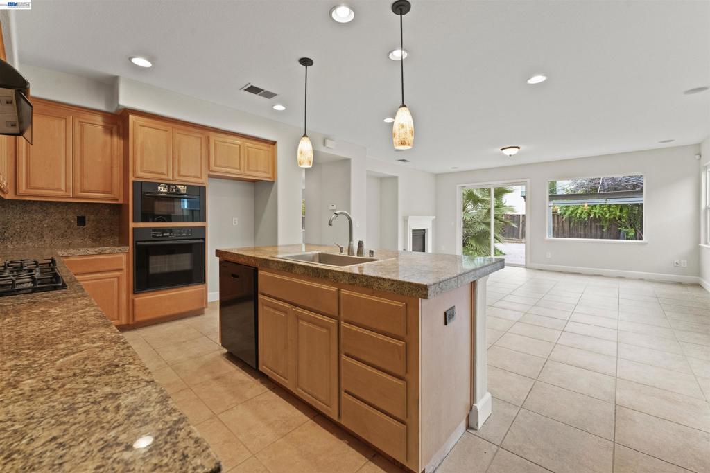 204 Daylily Ln, Patterson, CA 95363