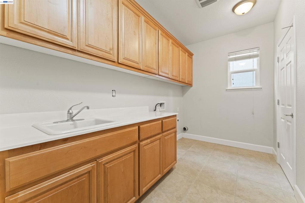 204 Daylily Ln, Patterson, CA 95363